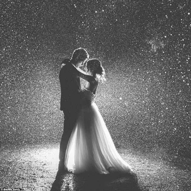 Cute Romantic Couples Black And White Photography In Rain | Great Inspire