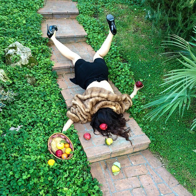 Веселый фото - смешные фотографии Позирующих людей, как будто они просто упали вниз (14)